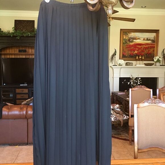 PLEATED NICE work skirt fresh from dry cleaners! - Picture 6 of 9